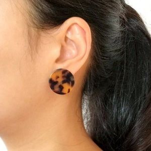 𝐍𝐄𝐖! 🔥Lightweight Resin Button Earrings!